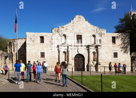 La Alamo Texas USA - i turisti presso la missione di Alamo su una soleggiata giornata di primavera in marzo, l'Alamo, San Antonio, Texas, Stati Uniti d'America Foto Stock