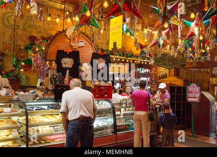 San Antonio Ristorante - i clienti serviti Mi Tierra Cafe & Bakery, la piazza del mercato, San Antonio Texas USA Foto Stock