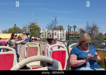 I turisti al piano superiore di un autobus turistico tour di San Antonio, Texas, Stati Uniti d'America Foto Stock