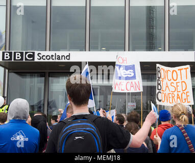 GLASGOW, SCOZIA - 14 settembre 2014: una folla di dimostranti fuori della BBC Scotland HQ. Per la loro copertura di polarizzazione del referendum scozzese 2014. Foto Stock