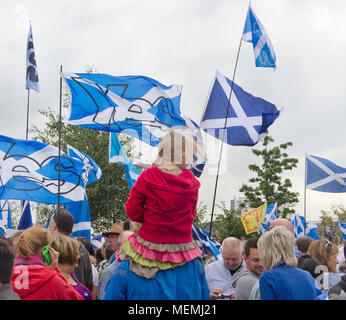 GLASGOW, SCOZIA - 14 settembre 2014: una giovane ragazza seduta sul suo parente maschio della spalla durante una manifestazione di protesta contro la BBC. Foto Stock