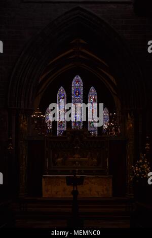 Chester Cathedral la signora della cappella del Lancet finestre gotiche guardando attraverso il coro dalla schermata di Rood Foto Stock