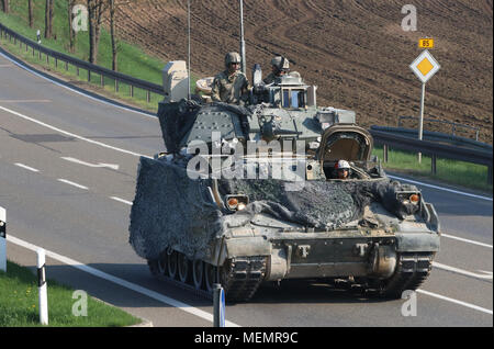 Stati Uniti Soldati dal 5° Stormo, 4° reggimento di cavalleria, 2° Brigata corazzate contro la squadra, 1a divisione di fanteria, operare un M2 Bradley Fighting veicolo durante un movimento tattico al di fuori di Grafenwoehr Area Formazione, Germania, 22 aprile 2018. Il movimento ha lanciato la seconda fase del combattimento comune di valutazione. Il Comune di combattimento (valutazione JWA) aiuta l'esercito valutare concetti emergenti, di integrare nuove tecnologie e promuovere l interoperabilità nell'esercito, con altri servizi, Stati Uniti alleati e partner. JWA è il solo luogo di esercizio di valutazione 27 concetti e capacità allineando Foto Stock