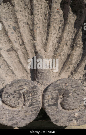 Isolato, close-up shot di antiche, decorativi in pietra scolpita con design di scorrimento, in Messico Foto Stock