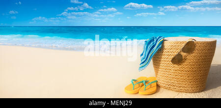 Accessori estivi sulla spiaggia sabbiosa,l'estate esotico concetto di rilassamento. Foto Stock