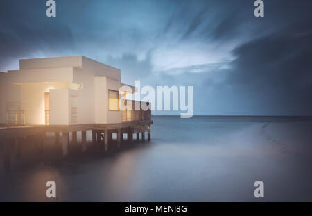 Acqua casa durante la notte Foto Stock