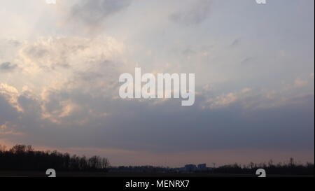 Nuvole nel cielo. Varie forme, dimensioni e scene. La foresta, gli alberi, le cime degli alberi al tramonto. E drammatiche immagini tematica perfetto per utilizzare come sfondo. Foto Stock