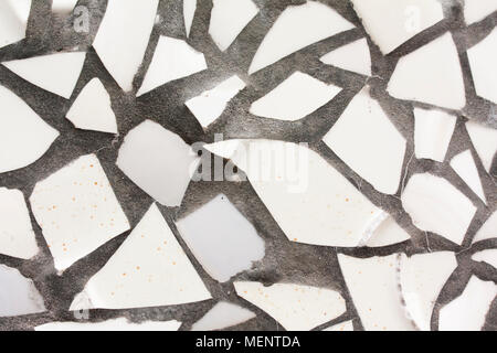 I mosaici bianco muro dalla rottura di pezzi di piastrelle ceramicporcelain Foto Stock