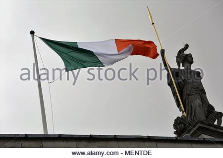 La bandiera irlandese al vento al di sopra del GPO in Dublino Foto Stock