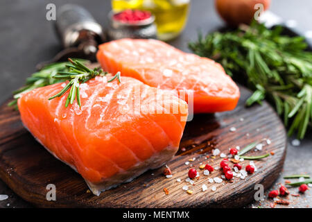 Salmone. Salmone fresco pesce. Salmone crudo di filetto di pesce Foto Stock