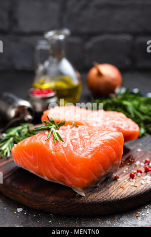 Salmone. Salmone fresco pesce. Salmone crudo di filetto di pesce Foto Stock