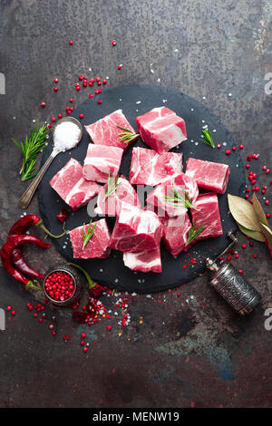 Carni suine fresche. Materie fette di carne di maiale. Collo di maiale Foto Stock