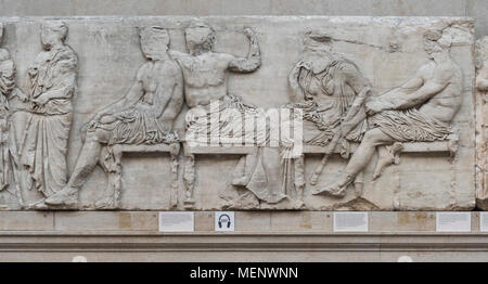 Londra. In Inghilterra. British Museum, il fregio del Partenone (marmi di Elgin), Quattro dèi Olimpio seduti su sgabelli, dal Partenone dell'Acropoli di Atene, Foto Stock