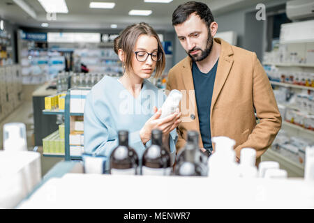 Matura in farmacia store Foto Stock