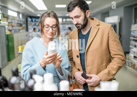 Matura in farmacia store Foto Stock