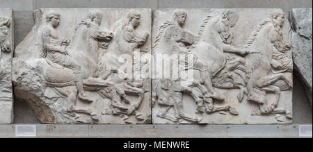 Londra. In Inghilterra. British Museum, il fregio del Partenone (marmi di Elgin), Cavalieri da sud fregio, dal Partenone dell'Acropoli di Atene, ca. Foto Stock