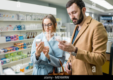 Matura in farmacia store Foto Stock