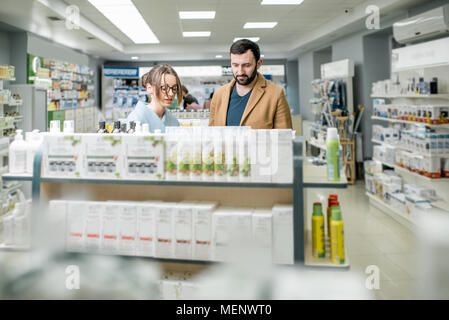 Matura in farmacia store Foto Stock