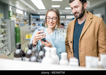 Matura in farmacia store Foto Stock