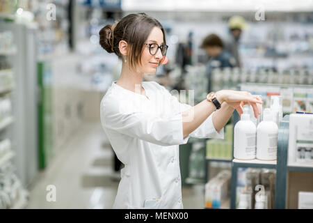 Il farmacista che lavorano in farmacia store Foto Stock