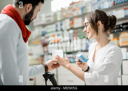 Acquisto di medicine in farmacia Foto Stock