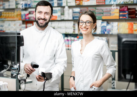 I farmacisti che lavorano in farmacia store Foto Stock