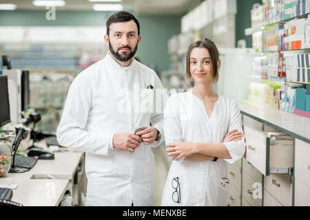 I farmacisti che lavorano in farmacia store Foto Stock