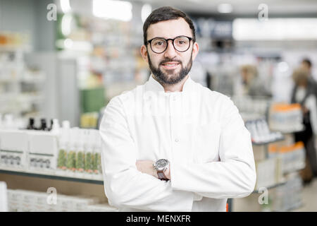 Il farmacista ritratto in farmacia store Foto Stock