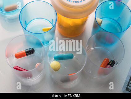 Barche di medicina Ambra trasparente, immagine concettuale Foto Stock