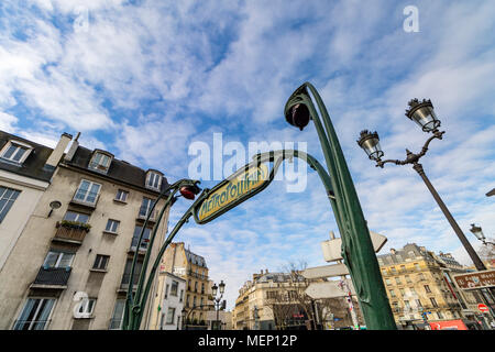 Parigi Metro segno Parigi ideato da Hector Guimard a Pigalle Stazione della Metropolitana,Parigi Foto Stock