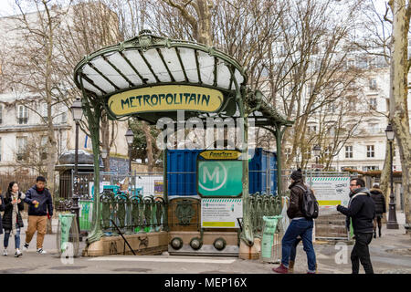 Ingresso di Abbesses stazione della metropolitana progettato da Hector Guimard solo uno dei due vetri originali coperti Guimard ingressi Abbesses Montmartre, Parigi Foto Stock