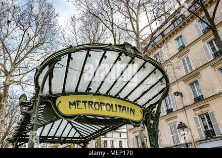 Ingresso di Abbesses stazione della metropolitana progettato da Hector Guimard solo uno dei due vetri originali coperti Guimard ingressi Abbesses Montmartre, Parigi Foto Stock