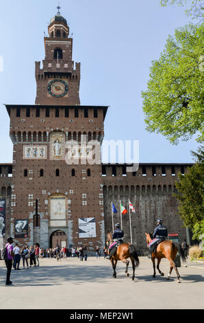 Milano, Italia - Aprile 19th, 2018: Polizia su cavalli di fronte una torre medioevale Foto Stock