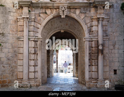 Principale (paese) porta della città vecchia, a Korcula, Dalmazia, Croazia. Foto Stock