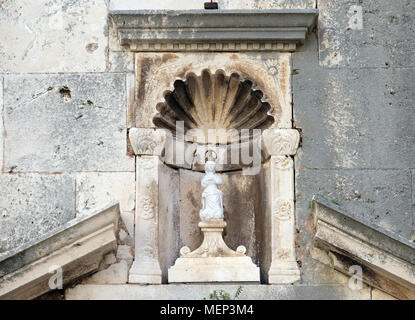 La Madonna sul portale di St Michael Church, nella vecchia città di Korcula, Dalmazia, Croazia. Foto Stock