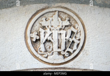 IHS segno sulla facciata della chiesa in korcula croazia. Foto Stock