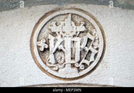 IHS segno sulla facciata della chiesa in korcula croazia. Foto Stock