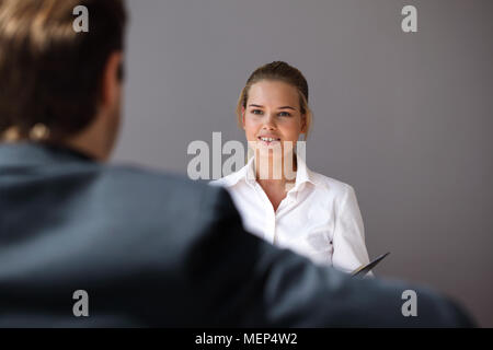 Lavoro intervista aziendali - imprenditore ascoltare le risposte dei candidati Foto Stock