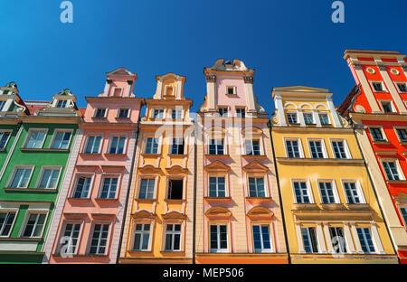 Case colorate sulla piazza del mercato, Wroclaw, Polonia. Case a schiera nel borgo medievale di piazza del mercato, Rynek. Centro citta', antiche case. Tenement case popolari, l Foto Stock