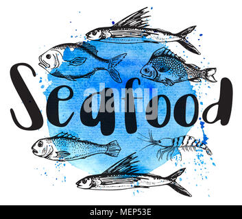 Illustrazione Vintage con gamberi e pesce in un acquerello blu bsckground. Frutti di mare di scritte. Foto Stock