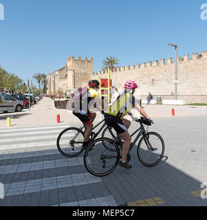 Alcudia, Maiorca, isole Baleari, Spagna, 2018. I ciclisti in rimasta solo la medievale città murata Foto Stock