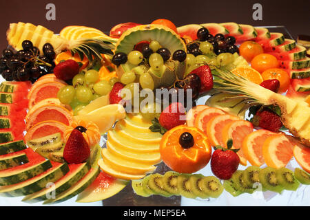 Piastra con frutti e bacche Foto Stock