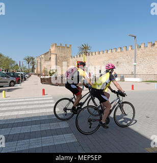 Alcudia, Maiorca, isole Baleari, Spagna, 2018. I ciclisti in rimasta solo la medievale città murata Foto Stock