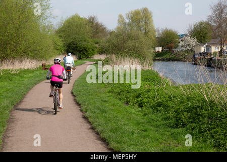 Watermead Country Park in Leicestershire, Inghilterra. una coppia di mezza età in bicicletta lungo uno dei numerosi sentieri intorno ai laghi nel parco. Foto Stock
