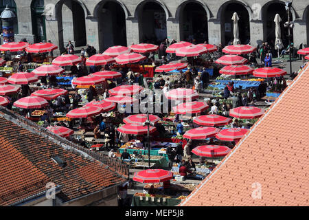 Vista aerea del mercato Dolac coperti con ombrelloni e frutta e verdura fresca a Zagabria in Croazia Foto Stock