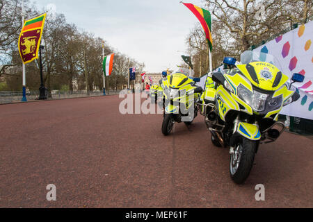 Moto della polizia sul Mall per i capi di governo del Commonwealth vertice di aprile 2018 mentre i ciclisti ciclo da sotto il più flag Foto Stock