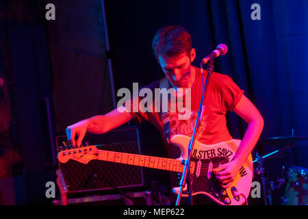 La combustione del legno selvaggi sono un frenetico punk rock band da Derry City, Irlanda del Nord. Con impulsi di riff e un politico sharp edge, essi sono spesso paragonati a manic street Predicatori, il futuro della sinistra e regine dell'età della pietra. La band è stata lodata per la loro frenesia spettacoli dal vivo, ogni notte servire un full-blooded cocktail di repentine chitarre e inni delirante. Con ciascuna traccia la combustione del legno selvaggi condividi grintoso real-life racconti di disinganno e di indignazione, dando voce a una generazione più emarginati e divisa che mai prima. Paul Connolly lead vocals. Foto Stock