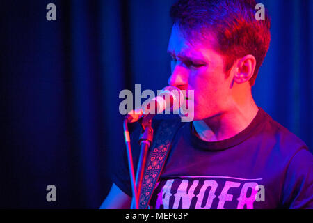 La combustione del legno selvaggi sono un frenetico punk rock band da Derry City, Irlanda del Nord. Con impulsi di riff e un politico sharp edge, essi sono spesso paragonati a manic street Predicatori, il futuro della sinistra e regine dell'età della pietra. La band è stata lodata per la loro frenesia spettacoli dal vivo, ogni notte servire un full-blooded cocktail di repentine chitarre e inni delirante. Con ciascuna traccia la combustione del legno selvaggi condividi grintoso real-life racconti di disinganno e di indignazione, dando voce a una generazione più emarginati e divisa che mai prima. Paul Connolly lead vocals. Foto Stock