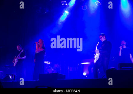 Hooverphonic introdurre il loro nuovo cantante Luka Cruysberghs per un pubblico di Londra a Islington Assembly Hall, la sua prima apparizione con la band Foto Stock