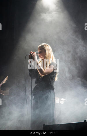 Hooverphonic introdurre il loro nuovo cantante Luka Cruysberghs per un pubblico di Londra a Islington Assembly Hall, la sua prima apparizione con la band Foto Stock